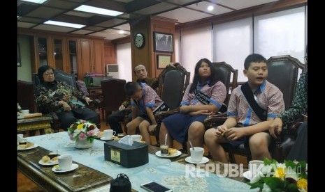 Menteri Lingkungan Hidup dan Kehutanan, Siti Nurbaya memberikan kesempatan kepada tiga siswa sekolah dasar untuk 