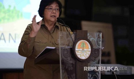 Menteri Lingkungan Hidup dan Kehutanan Siti Nurbaya memberikan keterangan kepada wartawan pada Jumpa Pers Hari Hutan Internasional di Lobby Gedung Manggala Wanabakti, Jakarta (Senin/21-03-2016)