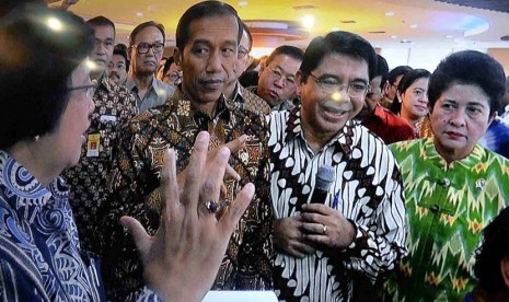 Menteri Lingkungan Hidup dan Kehutanan, Siti Nurbaya menjelaskan kepada Presiden, Jokowi tentang pendelegasian wewenang perizinan di Kementerian Lingkungan Hidup dan Kehutanan ke PTSP Pusat di BKPM.