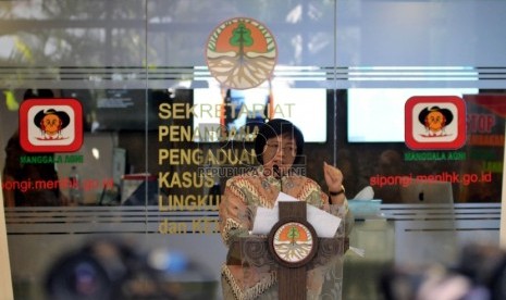 Menteri LHK, Siti Nurbaya menjelaskan kondisi terakhir kebakaran hutan dan lahan di gedung Manggala Wanabakti Jakarta, Jumat (18/9).  (Republika/Rakhmawaty La'lang)