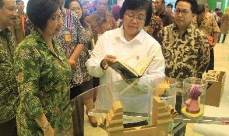 Menteri Lingkungan Hidup dan Kehutanan Siti Nurbaya (tengah).