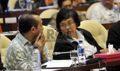 Menteri Lingkungan Hidup dan Kehutanan Siti Nurbaya (tengah) mengikuti rapat kerja dengan Komisi IV DPR di Kompleks Parlemen, Senayan, Jakarta, Rabu (16/9).  (Republika/Rakhmawaty La'lang)