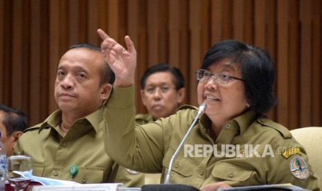 Menteri Lingkungan Hidup dan Kehutanan Siti Nurbaya (kanan).