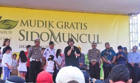 Menteri Lingkungan Hidup dan Kehutanan, Siti Nurbaya yang hadir pada acara yang digelar di area Museum Purna Bhakti Pertiwi, Taman Mini Indonesia Indah, Jakarta, Jumat (1/7).