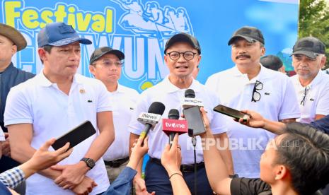 Menteri Lingkungan Hidup Hanif Faisol Nurofiq dan Direktur Manajemen Risiko Pertamina, Ahmad Siddik Badruddin dalam acara Festival Ciiliwung 2024