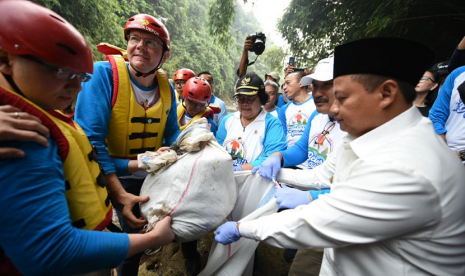 Menteri Lingkungan Hidup & Kehutanan Siti Nurbaya Bakar dan SVP HSSE Pertamina Lelin Aprianto melakukan bersih Sungai Ciliwung dalam Memperingati Hari Lingkungan Hidup Sedunia Tahun 2019, Ahad (23/6) di Yayasan Bambu Indonesia.