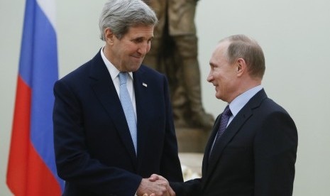 Menteri Luar Negeri Amerika John Kerry (kiri) dan Presiden Rusia Vladimir Putin (kanan)