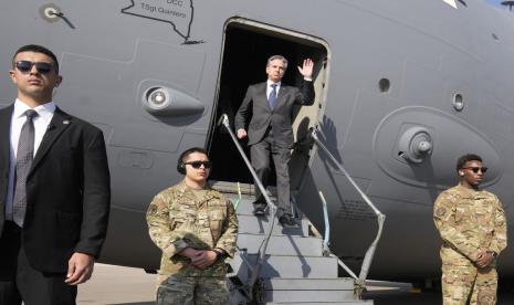 Menteri Luar Negeri AS Antony Blinken melambai saat ia tiba di Bandara Kairo Timur, di Kairo, Selasa, 6 Februari 2024.