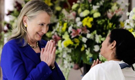 Menteri Luar Negeri AS Hillary Clinton bertemu dengan Menteri Bengal Barat Mamata di Kolkata Banerjee  