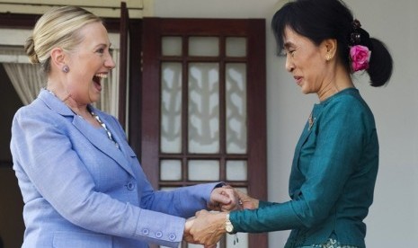 Menteri Luar Negeri AS Hillary Clinton dan Pemimpin Demokrasi Myanmar Aung San Suu Kyi