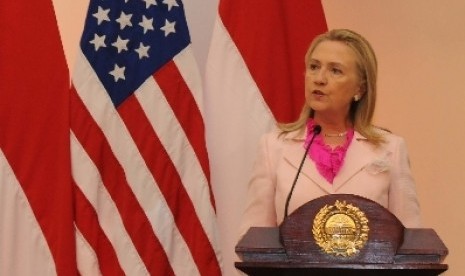 Menteri Luar Negeri AS, Hillary R Clinton, berbicara saat melakukan konfwrensi pers usai pertemuan dengan Menteri Luar Negeri RI, Marty Natalegawa, di Jakarta, Senin (3/9) malam.