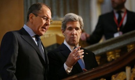 Menteri Luar Negeri AS, John Kerry (kanan) dan Menteri Luar Negeri Rusia, Sergey Lavrov (kiri)