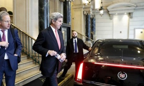 Menteri Luar Negeri AS John Kerry meninggalkan hotel untuk menghadiri Konferensi Perdamaian Timur Tengah di Paris, Prancis, 15 Januari 2017.