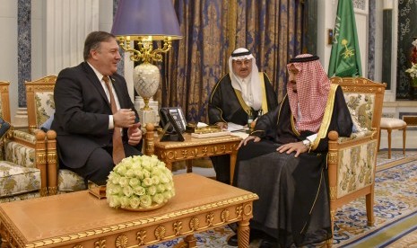 Menteri Luar Negeri AS, Michael R. Pompeo (kiri) bertemu dengan Raja Saudi Salman (kanan) di Riyadh, Arab Saudi, (16/10).