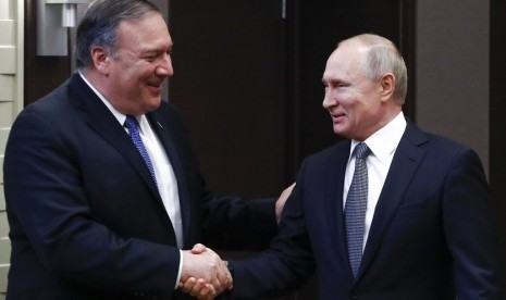 Menteri Luar Negeri AS Mike Pompeo bertemu dengan Presiden Rusia Vladimir Putin di Sochi, selatan Rusia, Selasa (14/5).