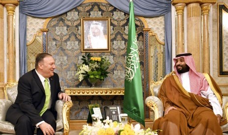 Menteri Luar Negeri AS Mike Pompeo bertemu dengan Putra Mahkota Arab Saudi Pangeran Mohammed bin Salman di Jeddah, Arab Saudi, Rabu (18/9).