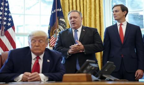 Menteri Luar Negeri AS Mike Pompeo (tengah) berbicara ketika Presiden AS Donald J. Trump (kiri) mendengarkan selama panggilan konferensi dengan para pemimpin Israel dan Sudan tentang perjanjian normalisasi hubungan Sudan-Israel di Gedung Putih