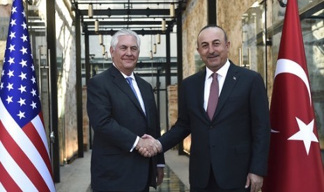 Menteri Luar Negeri AS Rex Tillerson (kiri) berjabat tangan dengan Menteri Luar Negeri Turki Mevlut Cavusoglu di Istanbul, 9 Juli 2017.