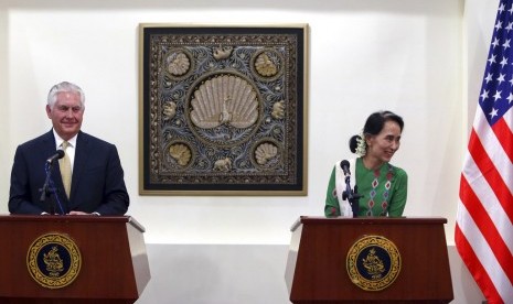 Menteri Luar Negeri AS Rex Tillerson (kiri) dan Menlu Myanmar Aung San Suu Kyi saat konferensi pers bersama di Naypyitaw, Myanmar, Rabu (15/11).