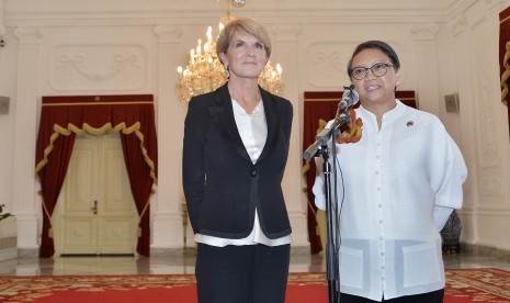 Menteri Luar Negeri Australia Julie Bishop (kiri) dan Menlu Retno Marsudi (kanan) memberikan keterangan pers seusai pertemuan tertutup di Istana Merdeka, Jakarta, Rabu (26/10). 