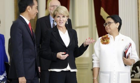 Menteri Luar Negeri Australia Julie Bishop saat bertemu presiden Joko Widodo yang juga di hadiri menteri luar negeri RI, Retno Marsudi di Istana Merdeka, Jakarta, Rabu (26/10).