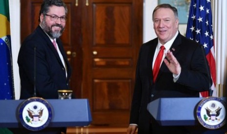 Menteri Luar Negeri Brasil Ernesto Araujo dan Menteri Luar Negeri AS Mike Pompeo 