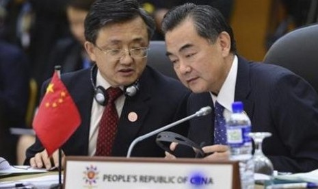  Menteri Luar Negeri Cina, Wang Yi (kanan), berbincang dengan diplomat delegasi Cina. (ilustrasi)