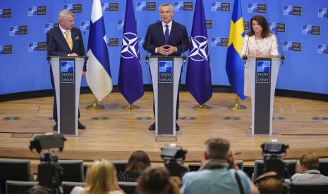 Menteri Luar Negeri Finlandia Pekka Haavisto, kiri, Menteri Luar Negeri Swedia Ann Linde, kanan, dan Sekretaris Jenderal NATO Jens Stoltenberg menghadiri konferensi media setelah penandatanganan Protokol Aksesi NATO untuk Finlandia dan Swedia di markas NATO di Brussels, Selasa, 5 Juli, 2022.