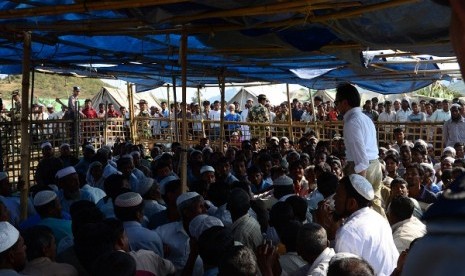 Indonesian Minister of Foreign Affairs Marty M Natalegawa (right, stands) visits one of refugee camps in Rakhine State, Myanmar, during his two day visit on Jan. 7-8. 