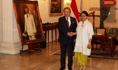 Menteri Luar Negeri Indonesia, Retno LP Marsudi (kanan) bersalaman dengan Menteri Luar Negeri Malaysia, Dato Sri Anifah Hj Aman (kiri) saat melakukan Pertemuan Komisi Bersama Kerja Sama Bilateral (Joint Commission for Bilateral Cooperation/JCBC) ke-15 antara Malaysia dan Republik Indonesia di Jakarta, Jumat (11/8).