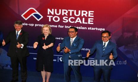 Menteri Luar Negeri Inggris Elizabeth Mary Truss (kedua kiri) bersama Duta Besar Inggris untuk Indonesia dan Timor Leste Owen Jenkins (kiri), Gubernur Jawa Barat Ridwan Kamil (kedua kanan) dan Wali Kota Bogor Bima Arya (kanan) berfoto bersama saat peluncuran program Nurture to Scale di Bogor Creative Center, Kota Bogor, Jawa Barat, Jumat (12/11/2021). Kunjungan Menlu Inggris tersebut untuk mendukung program Nurture to Scale yang meliputi sejumlah sektor seperti kesehatan, tanggap COVID-19, tanggap bencana, UMKM, perubahan iklim, kemanusiaan, dan pemberdayaan perempuan.