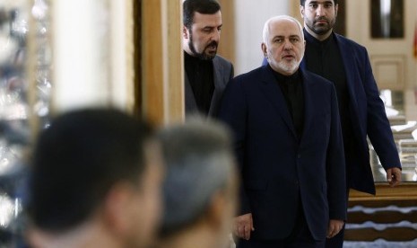 Menteri Luar Negeri Iran Javad Zarif (tengah) di Teheran, Iran, 8 September 2019.