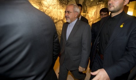 Menteri Luar Negeri Iran Mohammad Javad Zarif (tengah) berpendapat negara kawasan tidak harus mengorbankan negara tetangga demi menghadapi Amerika Serikat.