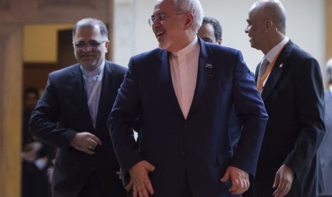 Menteri Luar Negeri Iran Mohammad Javad Zarif (tengah).