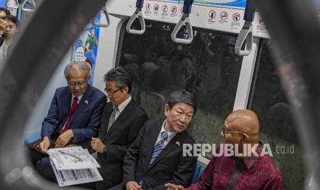 Menteri Luar Negeri Jepang Toshimitsu Motegi (kedua kanan) berbincang bersama Direktur Utama PT MRT Jakarta William P Sabandar (kanan), Duta Besar Jepang untuk RI Masafumi Ishii (kiri) dan Chief Representative JICA Indonesia Yamanaka Shinichi (kedua kanan) saat menumpang kereta MRT di Jakarta, Jumat (10/1/2020). 