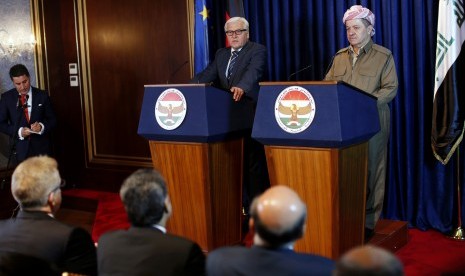 Menteri Luar Negeri Jerman Frank-Walter Steinmeier bersama pemimpin Kurdi, Massoud Barzani di Irbil, selatan Baghdad, Irak, Sabtu (16/8).