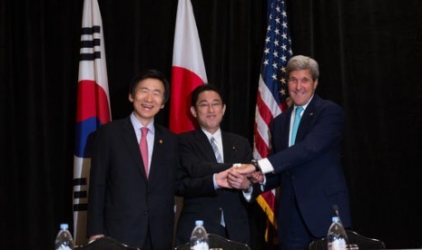 Menteri Luar Negeri Korea Selatan Yun Byung Se (kiri), Menteri Luar Negeri Jepang Fumio Kishida dan Menteri Luar Negeri AS John Kerry bersalaman dalam pertemuan tiga pemimpin di New York, Ahad (18/9).