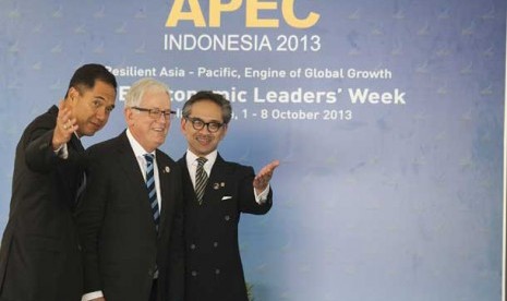   Menteri Luar Negeri Marty Natalegawa (kanan) dan Menteri Perdagangan Gita Wirjawan (kiri) menyambut Menteri Perdagangan dan Investasi Australia Andrew Robb (tengah) sebelum menggelar APEC Ministerial Meeting (AMM) di Nusa Dua, Bali, Jumat (4/10). 