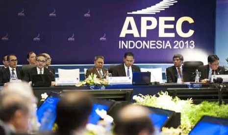 Menteri Luar Negeri Marty Natalegawa (kedua kiri) dan Menteri Perdagangan Gita Wirjawan (ketiga kanan) memimpin APEC Ministerial Meeting (AMM) di Nusa Dua, Bali, Jumat (4/10).