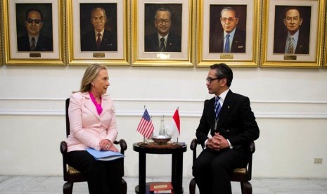   Menteri Luar Negeri Marty Natalegawa melakukan pertemuan bilateral dengan Menteri Luar Negeri AS Hillary ROdham Clinton di Kemenlu, Jakarta, Senin (3/9). (Pool/AP)