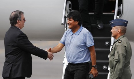 Menteri Luar Negeri Meksiko Marcelo Ebrard (kiri) menyambut mantan presiden Bolivia Evo Morales di Mexico City, Selasa (12/11). Morales menerima tawaran suaka di Meksiko.