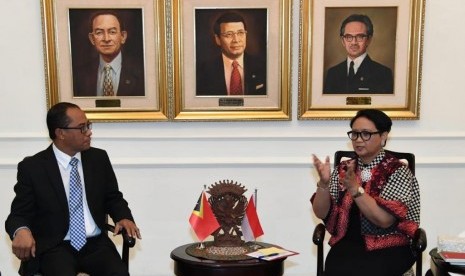 Menteri Luar Negeri (Menlu) Indonesia Retno LP Marsudi dalam pertemuan bilateral dengan Menlu Timor Leste di Kemenlu, Jakarta, Jumat (17/5).