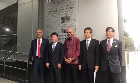 Menteri Luar Negeri (Menlu) Jepang Toshimitsu Motegi menjajal naik Mass Rapid Transport (MRT) dari stasiun Bundaran HI, Jakarta, menuju stasiun MRT ASEAN, Jumat (10/1). Menlu Mortegi ditemani oleh Direktur Utama PT MRT Jakarta William Sabandar dan juga didampingi Duta Besar Jepang untuk RI Ishii Masafumi.