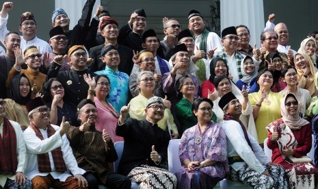 Menteri Luar Negeri (Menlu) Retno L.P. Marsudi (ketiga kanan) dan Wakil Menteri Luar Negeri (Wamenlu) A.M Fachir (kedua kanan) bersama staf dan karyawan Kementerian Luar Negeri (Kemenlu) memperingati hari lahir R.A Kartini di Jakarta, Jumat (21/4). 