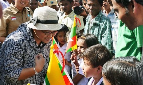 Menteri Luar Negeri (Menlu) Retno Lestari Priansari Marsudi menyapa anak-anak etnis Rohingya di Sekolah PKPU Indonesia di Rakhine State, Myanmar, Sabtu (21/1).