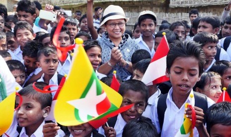 Foreign Affairs Minister Retno Lestari Priansari Marsudi greets Rohingya's children in PKPU Indonesia school in Rakhine State, Myanmar, Saturday (January 21).