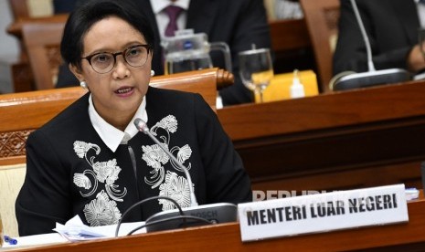 Menteri Luar Negeri (Menlu) Retno LP Marsudi menyampaikan paparan saat rapat kerja perdana bersama Komisi I DPR RI di kompleks Parlemen, Jakarta, Selasa (12/11/2019).