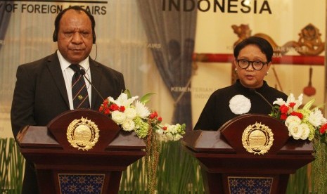 Menteri Luar Negeri (Menlu) Retno Marsudi (kanan) menerima kunjungan Menteri Luar Negeri Papua Nugini, Rimbink Pato (kiri) di Gedung Pancasila, Kemenlu, Jakarta, Kamis (19/7).