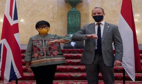 Menteri Luar Negeri (Menlu) Retno Marsudi melakukan pertemuan bilateral dengan Menlu Inggris Dominic Raab, London, Selasa (13/10).  Dalam konferensi pers virtual pada Rabu, Menlu Retno menyatakan, Indonesia telah mengajukan pengadaan vaksin Covid-19 yang dikembangkan AstraZeneca.