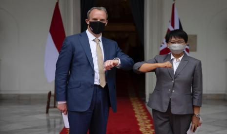  Menteri Luar Negeri (Menlu) Retno Marsudi melakukan pertemuan bilateral dengan Menlu Inggris Dominic Raab di Gedung Pancasila, Jakarta, Rabu (7/4).